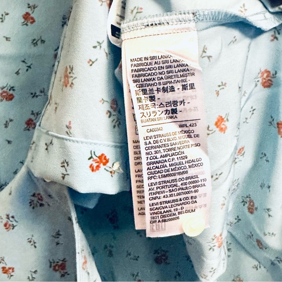 Levi’s Button Down Floral Shirt Top Everyday Silky Timeless Blouse - Picture 13 of 14